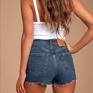 Levi’s Ribcage high rise cut off jean shorts